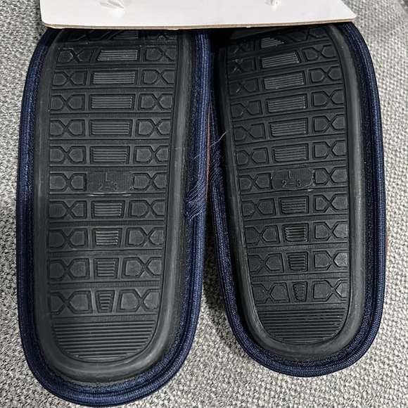 Zac and Evan boys slippers. Size 2/3 NWT Retails for $13 - Picture 4 of 4